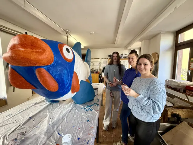 Kunstprojekt mit Farbe und Teamgeist: Judith Boy (Mitte) mit Lina Sperling und Nelli Bott (rechts) gestalten den Stadtfisch "Jakkie" neu | Foto: Stadt KL/gratis