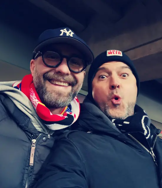 Mark Forster und Timo Holstein verbindet eine langjährige Freundschaft. Erst kürzlich trafen sich die beiden wieder bei einem Heimspiel auf dem Betze. | Foto: Timo Holstein/gratis