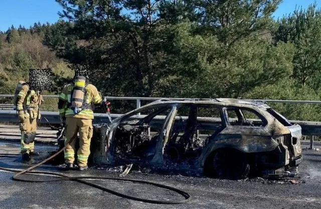 Ein BMW-Kombi geriet auf der A63 an der Überleitung von der A6 in Brand. Polizei und Feuerwehr verhinderten Schlimmeres, verletzt wurde niemand. | Foto: Polizeiautobahnstation Kaiserslautern