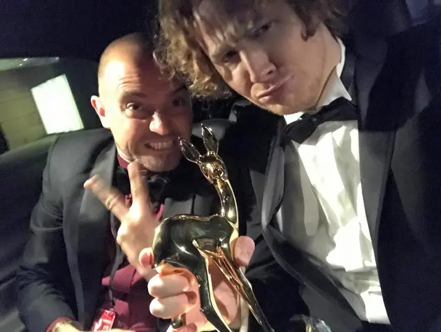 And the Winner is ... Michael Schulte. Riesige Freude über dessen Bambi-Gewinn im Jahr 2018. | Foto: Timo Holstein/gratis