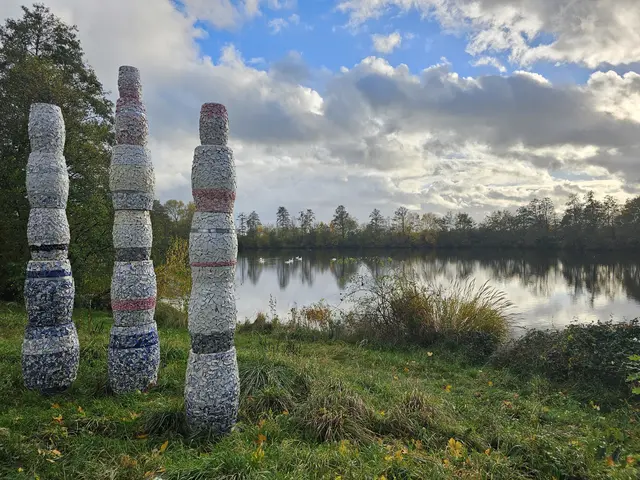 Jugendliche sollen beim Grillen am Schlossweiher Holztische beschädigt haben. Die Polizei ermittelt wegen Sachbeschädigung und bittet Zeugen um Hinweise. | Foto: Eva Bender