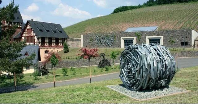 Unbekannte entwendeten ein auffälliges Kunstwerk vom Gelände des Gutes Avelsbach. Die Polizei hofft auf Hinweise zu einem Schrott-Lkw mit Ladekran. | Foto: Polizeidirektion Trier