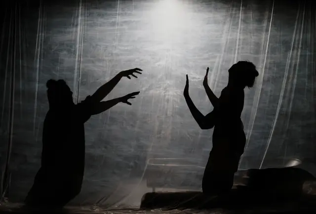 Die Performerinnen im Gegenlicht | Foto: Christian Kleiner