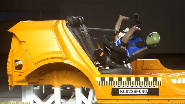 Sicherheitsrisiko im Crashtest: Acht Kindersitze zeigten gravierende Mängel und versagten im Frontalaufprall. | Foto: dpa