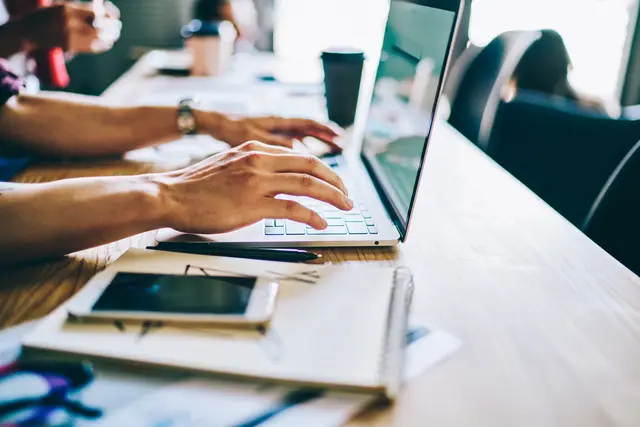 KI / Arbeiten mit Laptop (Symbolbild) | Foto: BullRun/stock.adobe.com