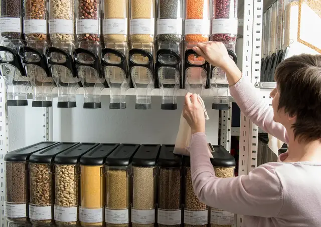 Viele möchten beim Einkauf umweltschonender Produkte nicht lange recherchieren. Die aktuelle forsa-Umfrage zeigt, warum unabhängige Siegel für viele zur wichtigsten Orientierung im Regal werden. | Foto: Werner/stock.adobe.com