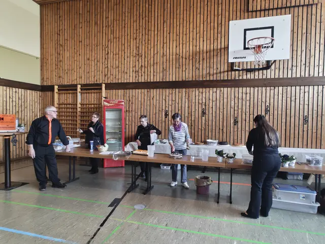 Vorbereitung: Die Kolpingsfamilie ist gut organisiert. Alles klappt, wie am Schnürchen. Vom Bühnenaufbau bis zum Kuchenbuffet. | Foto: Sabine Nauland-Bundus