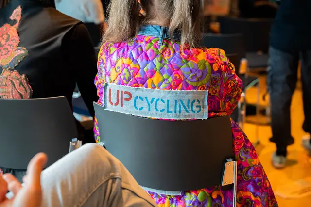 Upcycling ist eine von vielen Möglichkeiten, bewusst mit Kleidung umzugehen. | Foto: Eric Aschaber
