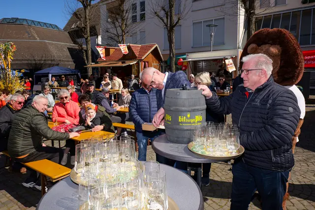 Bürgermeister Ralf Hechler und Organisator Joachim Felka eröffnen das Frühlingsfest traditionell mit dem Fassbieranstich. (Archivfoto) | Foto: Erik Stegner