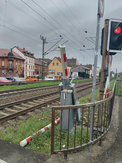 Ein Lkw riss an einem Bahnübergang in Neustadt an der Weinstraße eine Schranke ab. Der Bahnverkehr war nicht gefährdet, dennoch kam es zu deutlichen Verspätungen. | Foto: Bundespolizeiinspektion Kaiserslautern