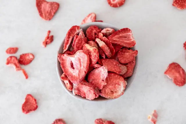 Knusprige Zeitkapseln: Gefriergetrocknete Früchte bewahren Geschmack, Farbe und Vitamine, und eignen sich perfekt für den Genuss außerhalb der Obstsaison. (zu dpa: «Was für gefriergetrocknete Früchte spricht - und was dagegen») | Foto: dpa