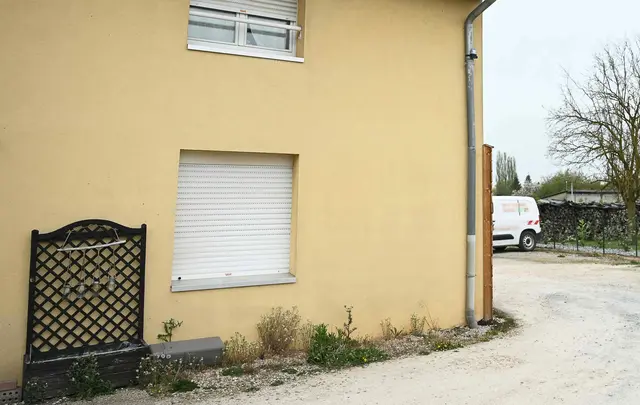 Polizeibeamte haben in einem Lieferwagen einen neunjährigen Jungen entdeckt, der dort über ein Jahr gefangen gehalten worden sein soll. | Foto: Sebastien Bozon/AFP/dpa