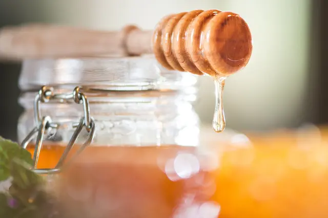 Typisch Akazienhonig: Der hohe Fruchtzuckeranteil im Akazienhonig sorgt für seine langanhaltende flüssige Konsistenz und besondere Süße. (zu dpa: «Süßer als Zucker: Akazienhonig nur in kleiner Dosis genießen») | Foto: dpa