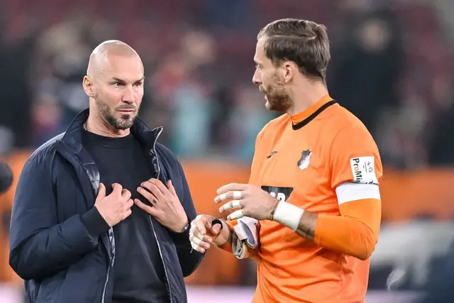 Redebedarf: Nationaltorwart Oliver Baumann (r) nach dem 2:2 in Augsburg.  | Foto: Harry Langer/dpa