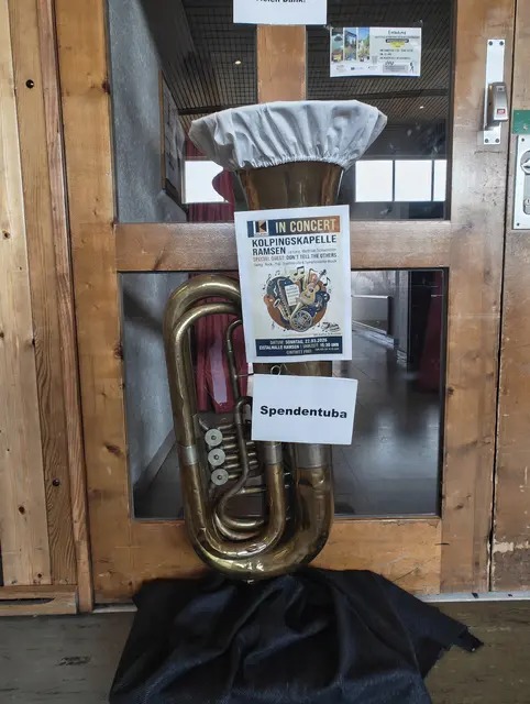 Die "Spendentuba" war am Ende gut gefüllt. Nach Abzug aller Unkosten bleibt sogar ein kleiner Gewinn übrig. Der Dank gilt allen Spender*innen! | Foto: Sabine Nauland-Bundus