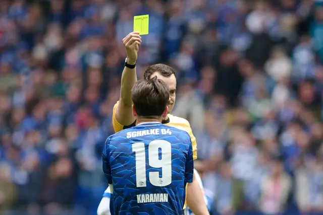 Diese gelbe Karte im Spiel gegen Karlsruhe bedeutete für Schalkes Kapitän und Toptorschützen  Kenan Karaman, dass er im Spitzenspiel in Elversberg gesperrt ist (Archivbild). | Foto: Bernd Thissen/dpa
