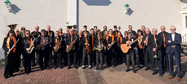 Die Kolpingskapelle mit Gastmusiker*innen. | Foto: Mara Maier
