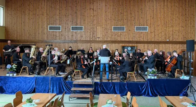 Einspielen vor dem großen Auftitt. Alle sind fein, der Dirigent noch leger. | Foto: Mara Maier