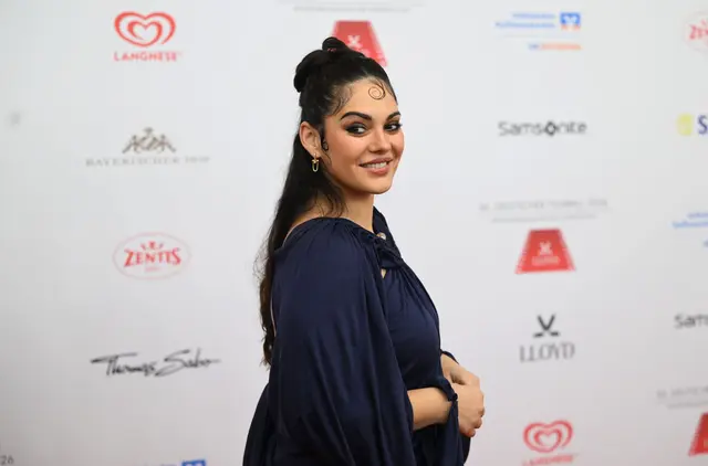 Nilam Farooq geht beim 50. Deutscher Filmball über den roten Teppich vor dem Bayerischen Hof.  (zu dpa: «Nilam Farooq ist schwanger und wollte das für sich behalten») | Foto: dpa