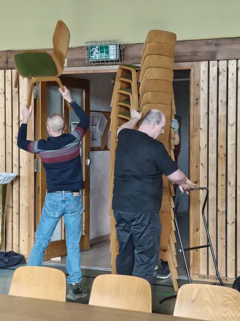 Vorbereitung: Große und starke Helfer*innen sind von Vorteil | Foto: Sabine Nauland-Bundus