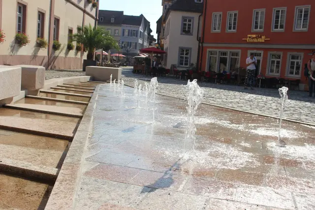 Jetzt plätschern die Brunnen in der Innenstadt wieder und sorgen für frische Abkühlung beim Stadtbummel. | Foto: Markus Pacher