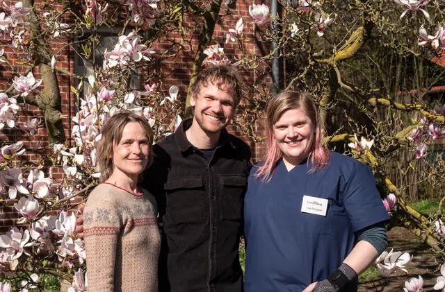  "Erinner mich an Morgen" mit Karoline Eichhorn (HEDDA, l.), Friedrich Tiedtke (Regie und Buch, M.) und Stefanie Reinsperger (LEA und Buch, r.). | Foto: NDR/Noa Siebler