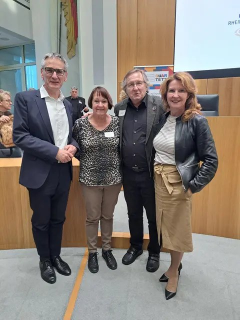 von links: Landtagspräsisdent Hendrik Hering, Angelika Dahlmer-Schneider, Hans Jürgen Becker, Staatssekretärin Heike Raab. | Foto: Partnerschaftsverein Mutterstadt