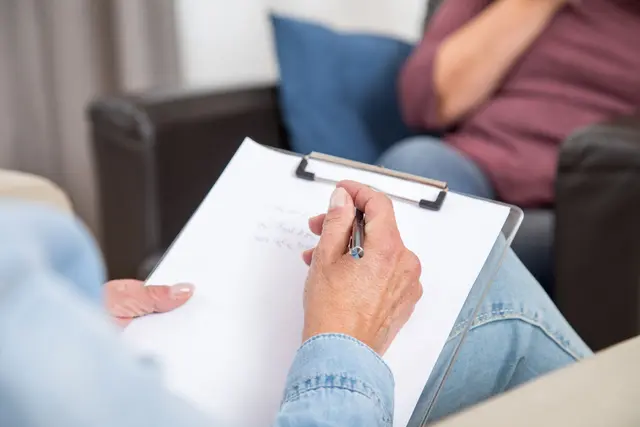 Selbstvorwürfe stoppen: Wer zur Selbstverurteilung neigt, kann unter Umständen von einer Psychotherapie profitieren.   | Foto: dpa
