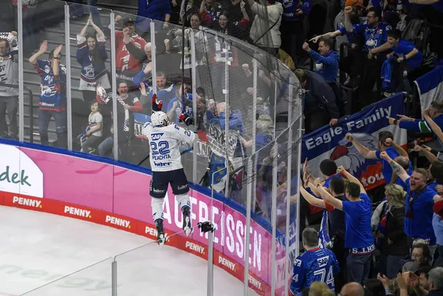 Matthias Plachta bejubelt bei Spiel zwei in München sein Tor zum 2:2-Ausgleich.

 | Foto: Kurz/PIX-Sportfotos