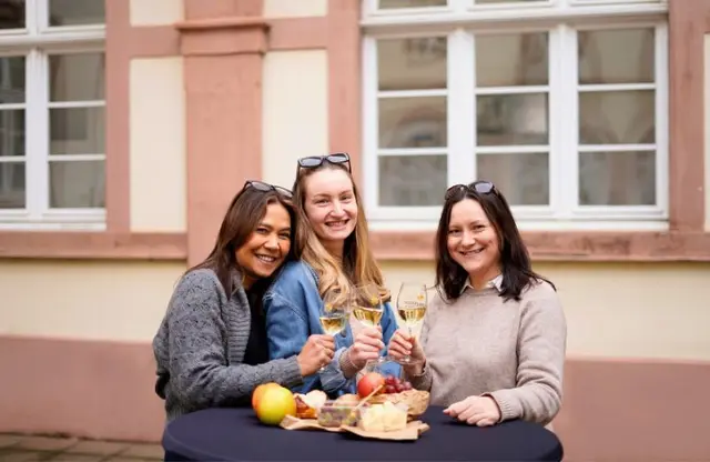 Wer am Wochenende in der Innenstadt unterwegs ist, kann das Marktfrühstück mit einem Bummel über den Wochenmarkt verbinden. | Foto: Stadt Neustadt