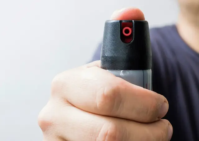 Bei einer Auseinandersetzung zwischen Jugendlichen kam Pfefferspray zum Einsatz. Ein 17-Jähriger wurde leicht verletzt, die Polizei sucht Zeugen. | Foto: Evgen/stock.adobe.com