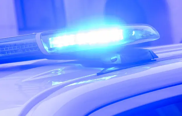 Polizei rückt aus nach dem Fund einer Leiche am Karlsruher Hauptbahnhof. (Symbolbild) | Foto: Julian Stratenschulte/dpa