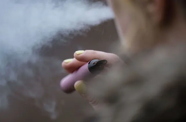 Die Auseinandersetzung soll sich rund um eine sogenannte Vape entsponnen haben. (Symbolbild) | Foto: Marijan Murat/dpa