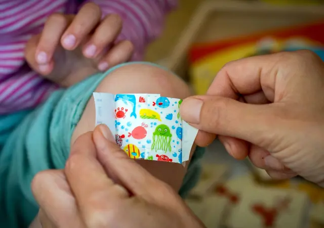 Gut behandelbar: Moderne Therapien mit Injektionen des fehlenden Gerinnungsfaktors ermöglichen Kindern mit Hämophilie ein nahezu normales Leben. (zu dpa: «Kind hat ständig blaue Flecken? Eltern-Wissen zu Hämophilie») | Foto: dpa