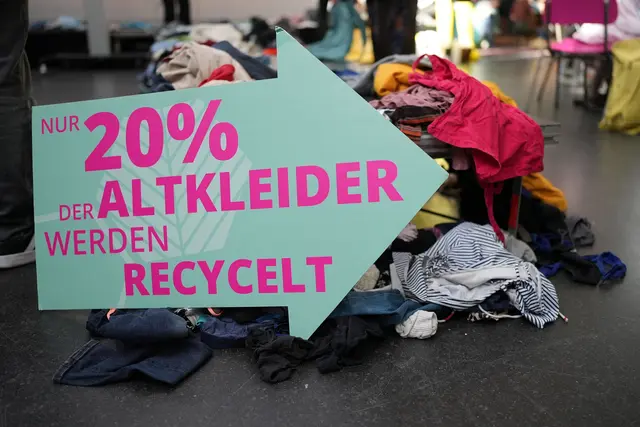 Nur ein Bruchteil der entsorgten Kleidung wird recycelt - der Rest vergrößert die Müllberge.  | Foto: Simon Helfert