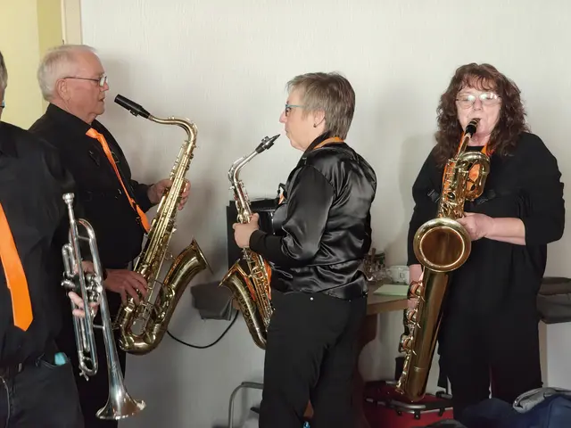 Familiensache: Günter Wilding mit Ehefrau und Schwester - mit jeweils einem Instrument aus der Saxophon-Familie. | Foto: Sabine Nauland-Bundus