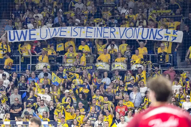 Die Fans der Rhein-Neckar Löwen zeigen mit einem Banner ihre Unterstützung für Löwen-Ikone Uwe Gensheimer.  | Foto: Zimmermann/PIX-Sportfotos