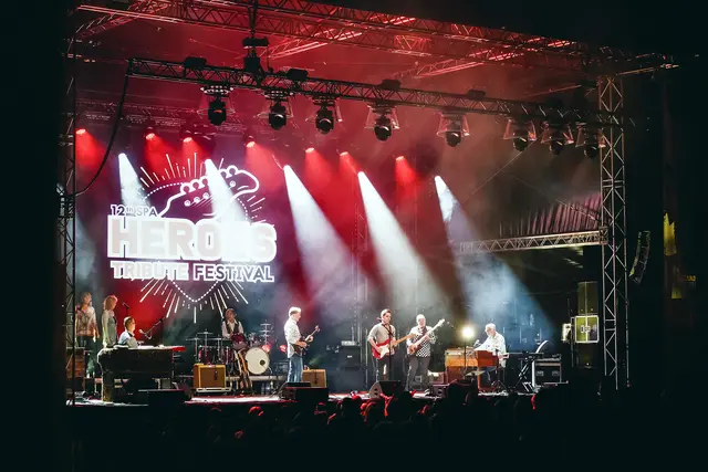 Die siebenköpfige Band SLOWHAND auf der Bühne | Foto: Vero Broze