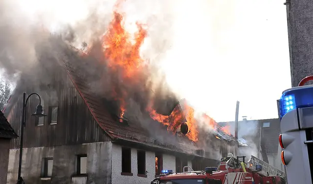 Warum das Haus in Brand geriet, war noch unklar.  | Foto: René Priebe/PR-Video/dpa