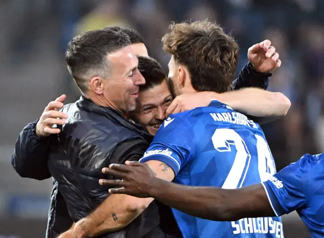 Jubel mit dem Coach: Nach dem Tor zum 3:1 fielen Wanitzek (Mitte) und Schleusener (r) dem Trainer Eichner (l) in die Arme.  | Foto: Uli Deck/dpa
