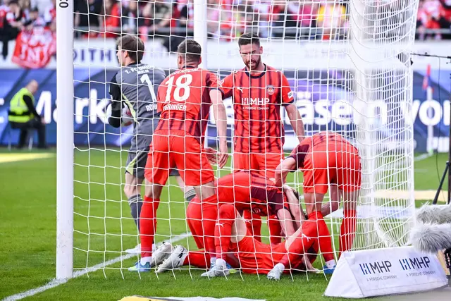 Jubel in Rot: Heidenheim kann doch noch siegen | Foto: Harry Langer/dpa
