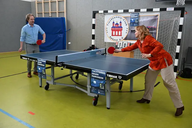 Ein erstes Tischtennis-Match nach langer Zeit: Bürgermeister Schubert spielt gegen Stadträtin Keller-Mehlem | Foto: Hebrank