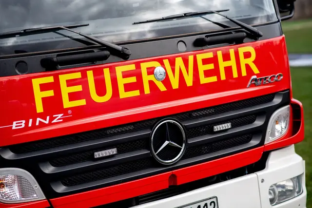 Die Feuerwehr war am Mittag weiterhin mit den Löscharbeiten beschäftigt. (Symbolbild) | Foto: Hauke-Christian Dittrich/dpa