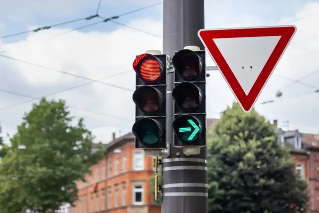 In einer Baustelle in Rheinzabern wurden mehrere mobile Ampeln umgeworfen. Die Polizei regelte den Verkehr und sucht nun Zeugen. | Foto: Needham