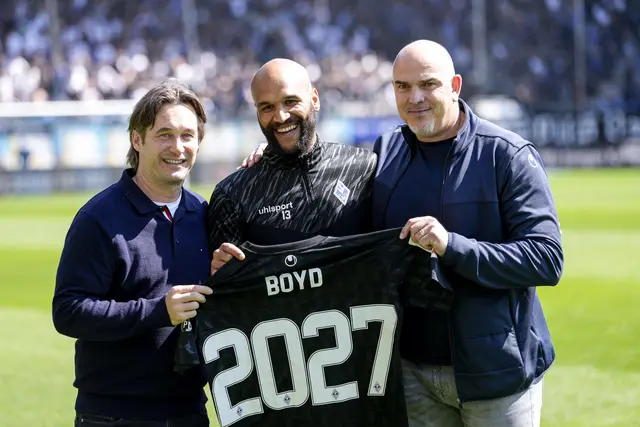 SVW-Geschäftsführer Sport Gerhard Zuber (links), Terrence Boyd (Mitte) und SVW-Sportdirektor Mathias Schober (rechts), geben vor dem Spiel gegen Duisburg die Vertragsverlängerung Boyds bis 2027 bekannt. | Foto: Zimmermann/PIX-Sportfotos