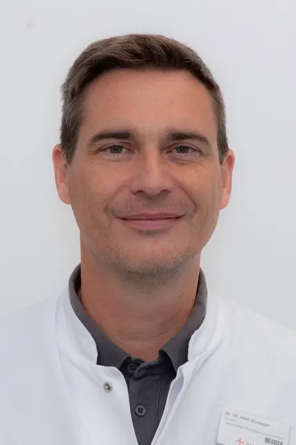 Dr. med. Sascha Schläger prägte die Orthopädie und Unfallchirurgie am Nardini Klinikum Landstuhl über viele Jahre hinweg und bleibt der Klinik weiterhin als Leitender Arzt für Wirbelsäulenchirurgie und Osteologie verbunden | Foto: Nardini Klinikum/gratis
