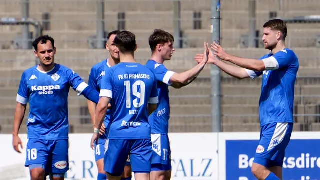 Vier Treffer für den FK Pirmasens: Marc Ehrhart (zweiter von rechts) wird nach seinem starken Auftritt gefeiert. | Foto: Erik Stegner