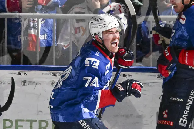 Justin Schütz bejubelt in Spiel drei der Halbfinalserie gegen München sein Tor zum 2:1. 

 | Foto: Ruffler/PIX-Sportfotos