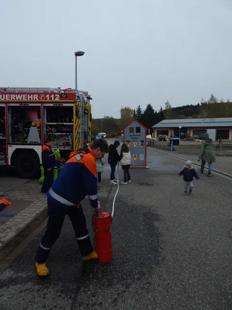 Bei der Feuerwehr hieß es "Wasser marsch" | Foto: Anja Stemler
