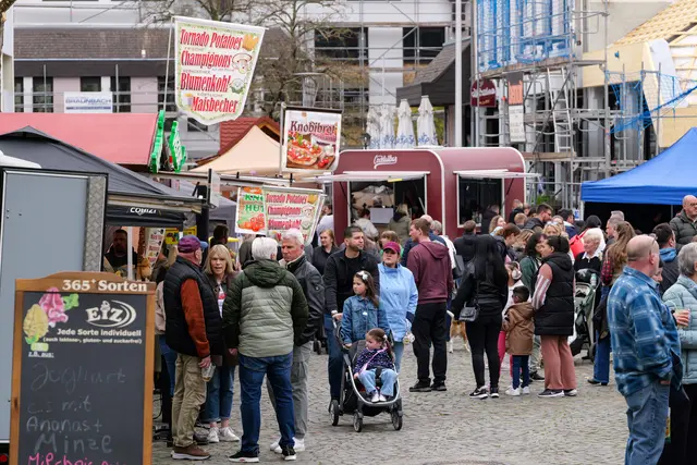 Vielfältiges Angebot und buntes Publikum: Das Frühlingsfest in Ramstein zog Besucher aller Altersgruppen in die Innenstadt. | Foto: Erik Stegner